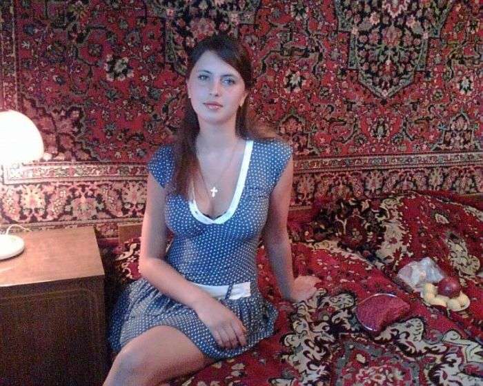 Девушки на фоне ковров