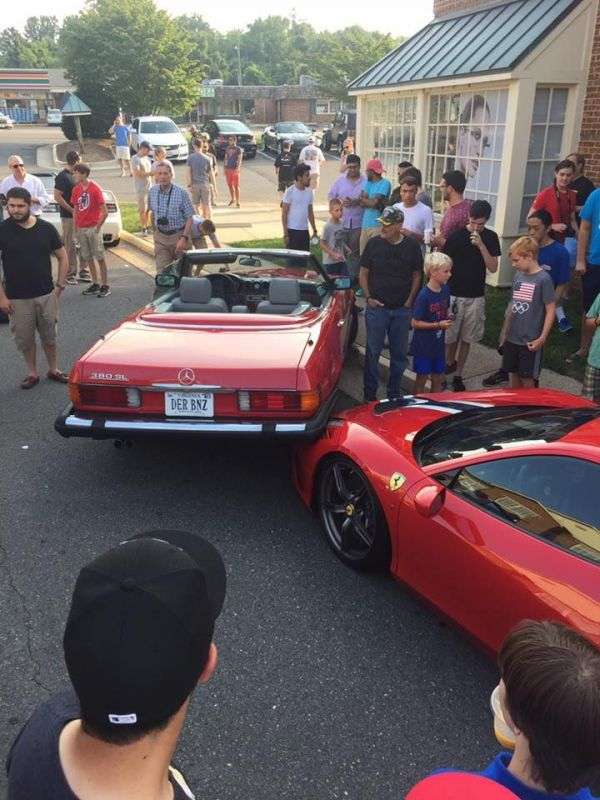 Дамa на Мерседесе наехала на Ferrari стоимостью 300 000 баксов
