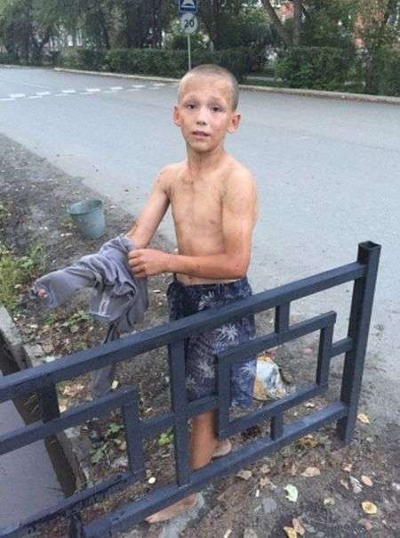 Мальчик спас щенка