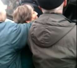 Бабка не влезает в автобус