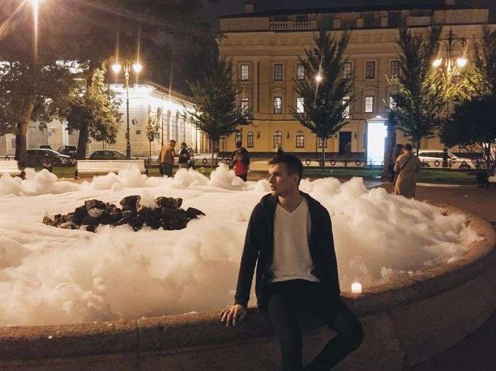 Фонтан наполнили пеной