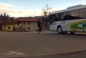 Угнал велосипед и уехал