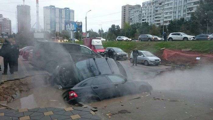 В Самаре два автомобиля провалились