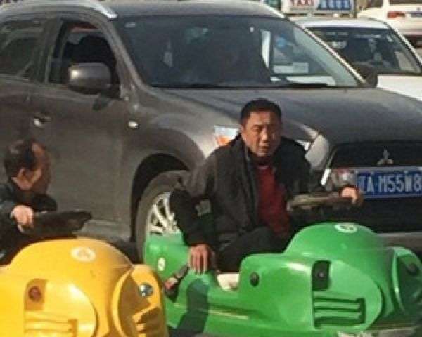 Мужчины ездили по дорогам на машинках с аттракциона