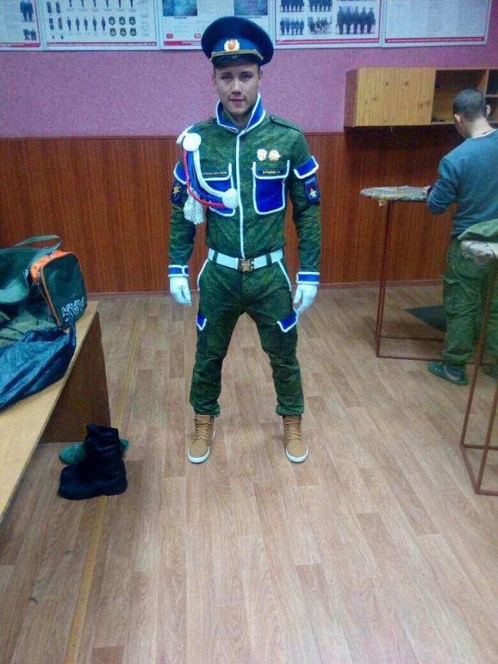 Солдат шьет