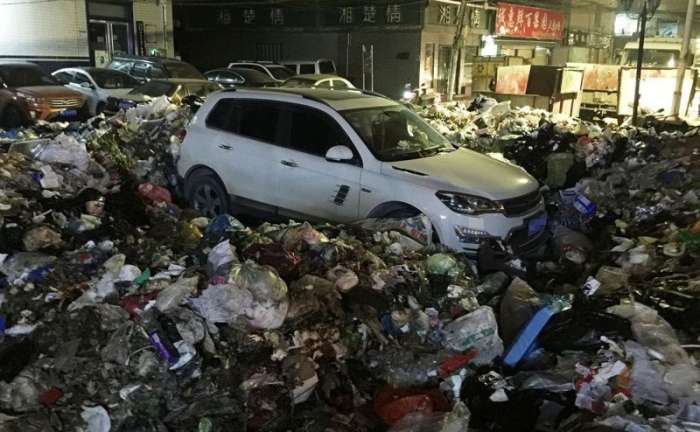 Автомобиль завалили 10 тоннами мусора