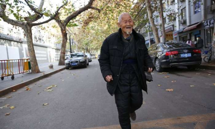 101-летний дедуля занимается спортом