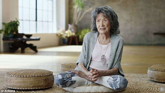 Тао Порчон-Линч - 98-летняя инструктор йоги