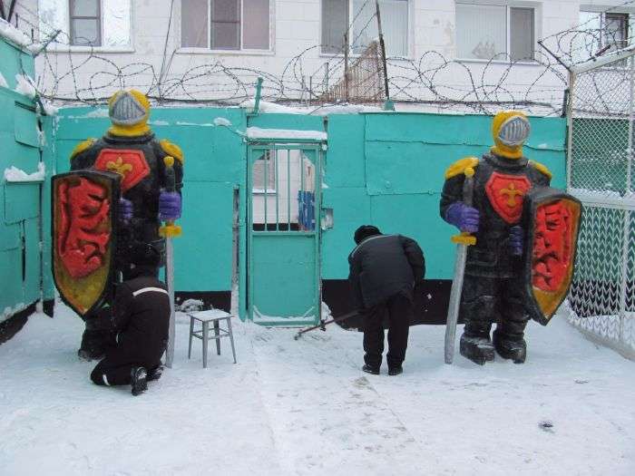 Снежные и ледяные скульптуры заключенных