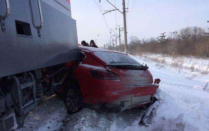 Поезд столкнулся с автомобилем Porsche Panamera