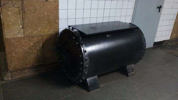 Что это за непонятный предмет который стоит на каждой станции метро?