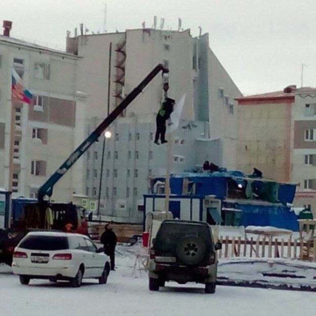 Установка флага с помощью автокрана