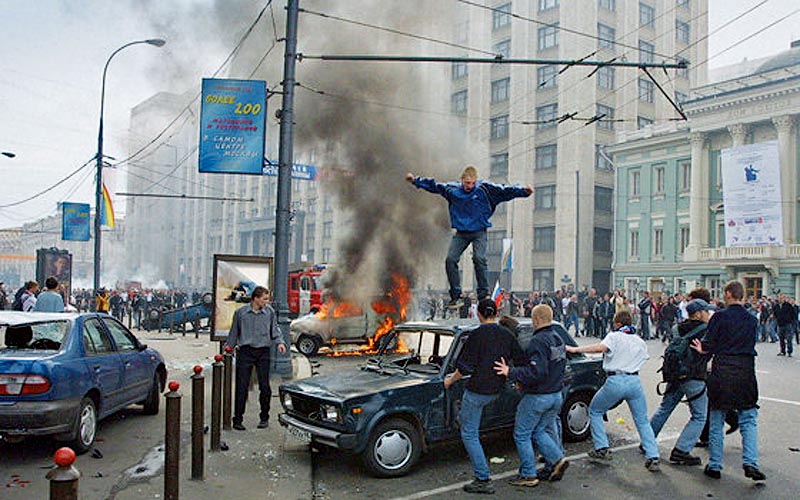 Из истории Москвы: 17 лет назад футбольные фанаты разгромили Манежную площадь