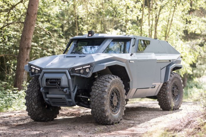 Новый броневик от Volvo умеет ездить боком