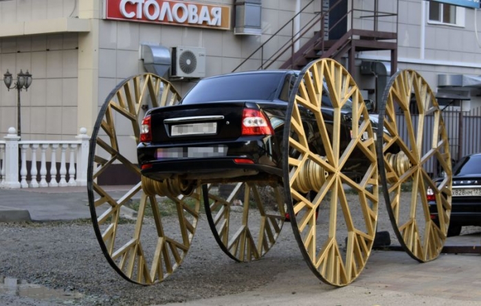 В Краснодаре колесит Lada Priora с двухметровыми каретными колесами