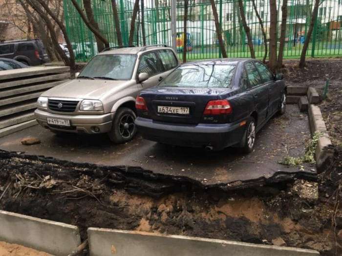 ЖЭК предупредил: машины не ставить, водители не послушались