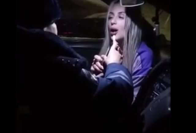 Пьяная автоледи пытается дунуть в трубочку