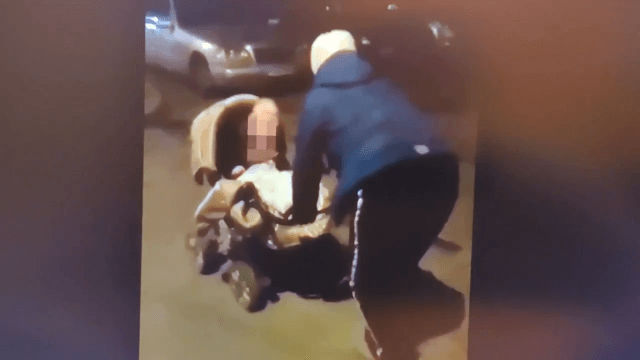 В Калининграде пьяная бабушка вышла погулять с внучкой в коляске
