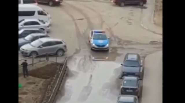 Реакция подростков на машину полиции во время карантина