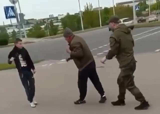 Двое мужчин хотели избить подростка