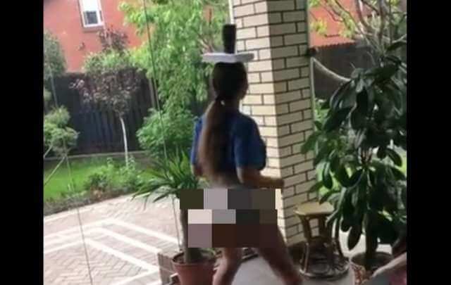 Девушка демонстрирует отличное чувство баланса