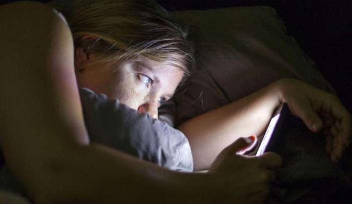 Экран iPhone в темноте слепил глаза, нашла идеальный лайфхак
