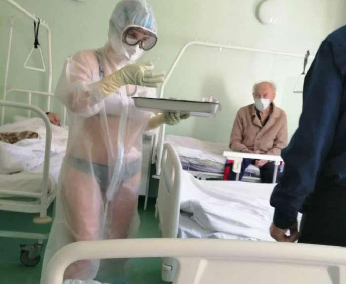 Медсестра вышла на дежурство в бикини и прозрачном защитном костюме