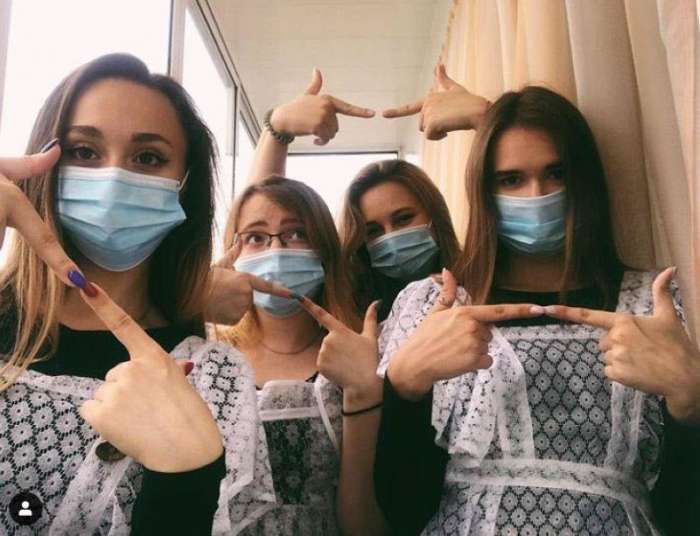 Выпускной в эпоху коронавируса с бантами и масками