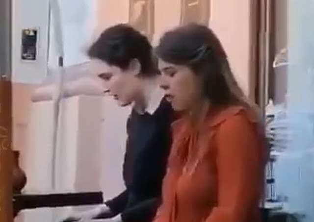 Девушки произносят заклятия