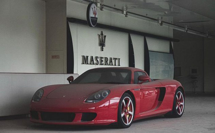 Мощный суперкар Porsche с 2012 года стоит заброшенный в салоне