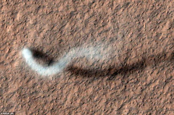 NASA предоставили фотографии с Марса с дюнами, смерчем, лавинами и другими интересными явлениями