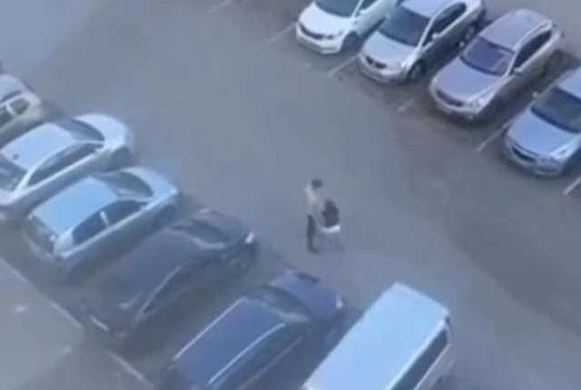Парень в Омске выбросил свою девушку в мусорный бак