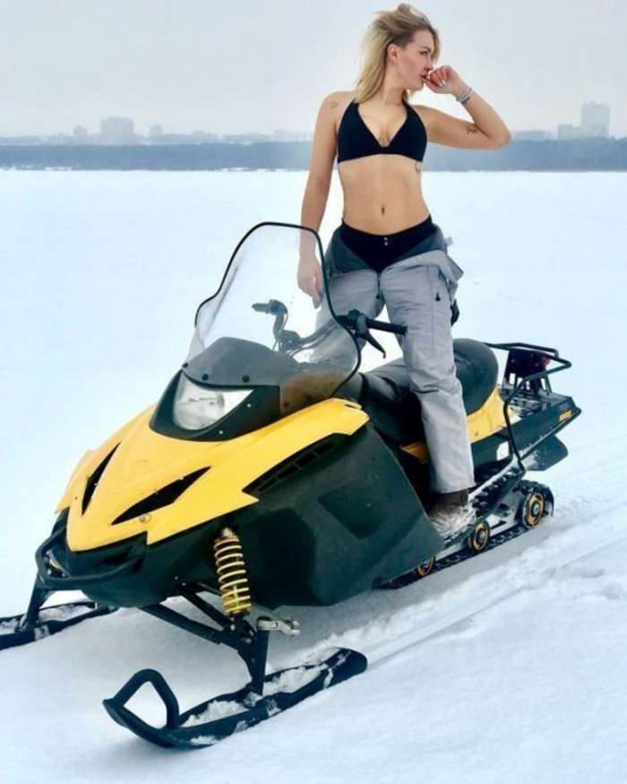 Девушки на снегоходах (19 фото)