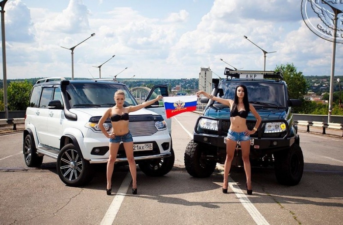 Симпатичные девушки и брутальные внедорожники