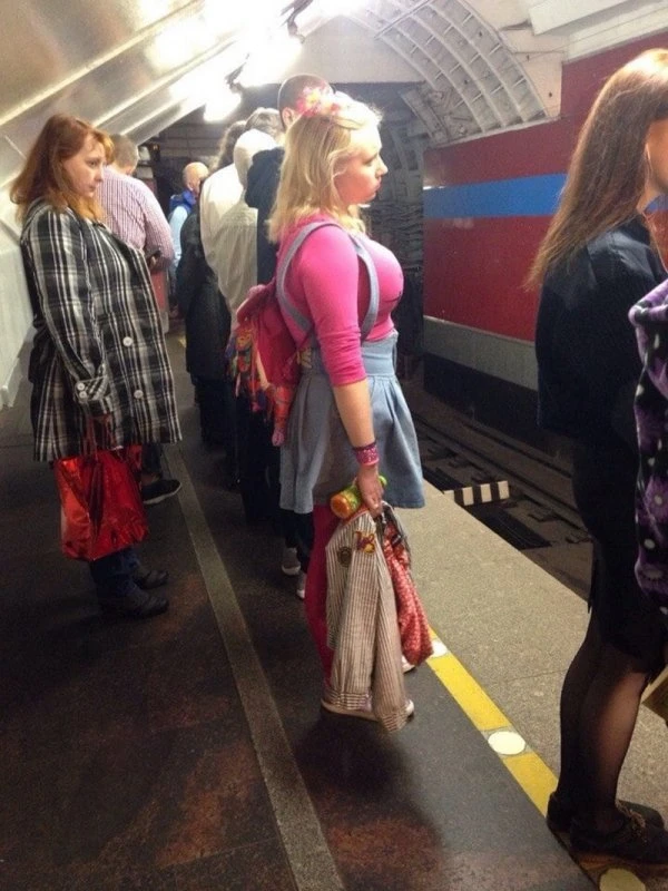 Стиляги в метро (19 фото)