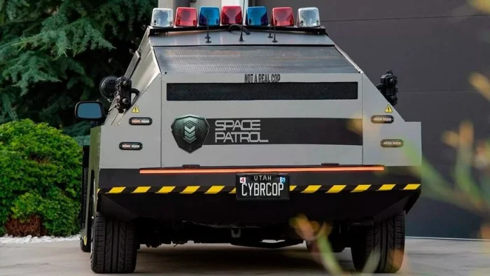 Toyota Prius в стиле Cybertruck: инновационный гибридный автомобиль для будущего.