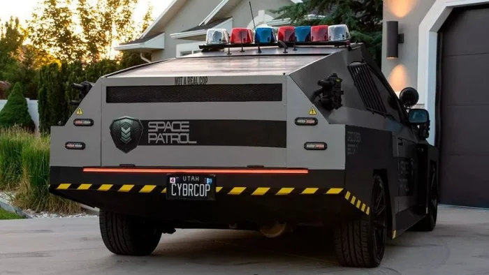 Toyota Prius в стиле Cybertruck: инновационный гибридный автомобиль для будущего.