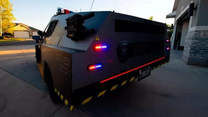 Toyota Prius в стиле Cybertruck: инновационный гибридный автомобиль для будущего.