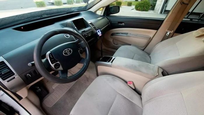 Toyota Prius в стиле Cybertruck: инновационный гибридный автомобиль для будущего.