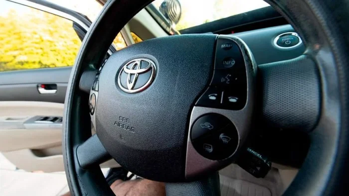 Toyota Prius в стиле Cybertruck: инновационный гибридный автомобиль для будущего.