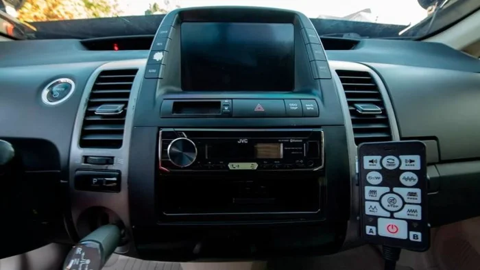 Toyota Prius в стиле Cybertruck: инновационный гибридный автомобиль для будущего.