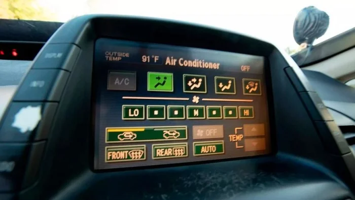 Toyota Prius в стиле Cybertruck: инновационный гибридный автомобиль для будущего.