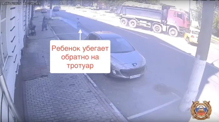Как избежать наезда на ребенка: тяжелый грузовик вылетел на встречу - ваш взгляд?