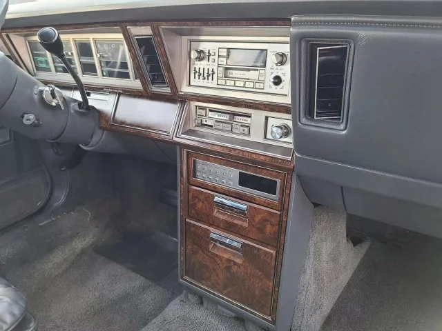 Панель приборов Chrysler New Yorker 80-х: воплощение стиля эпохи