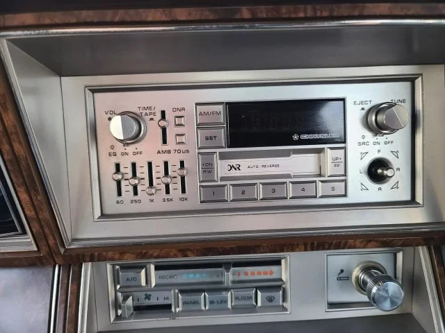 Панель приборов Chrysler New Yorker 80-х: воплощение стиля эпохи