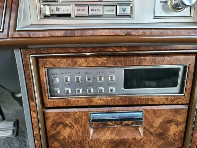Панель приборов Chrysler New Yorker 80-х: воплощение стиля эпохи
