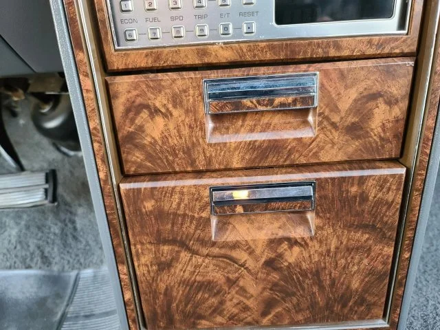 Панель приборов Chrysler New Yorker 80-х: воплощение стиля эпохи