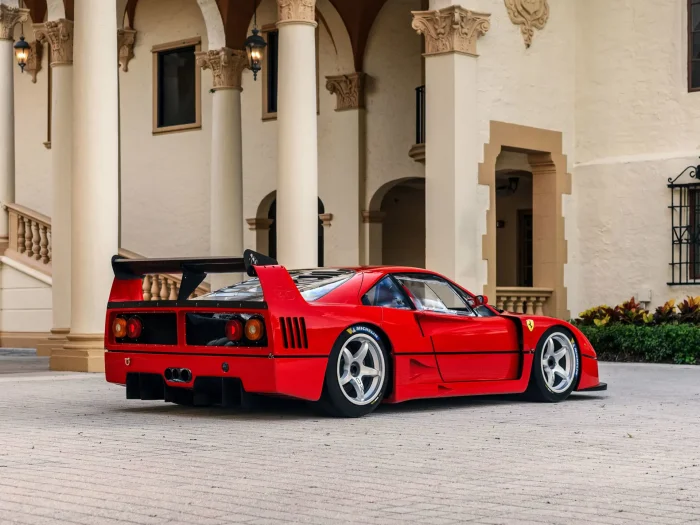 Исторический Ferrari F40: скорость и цена в одном автомобиле