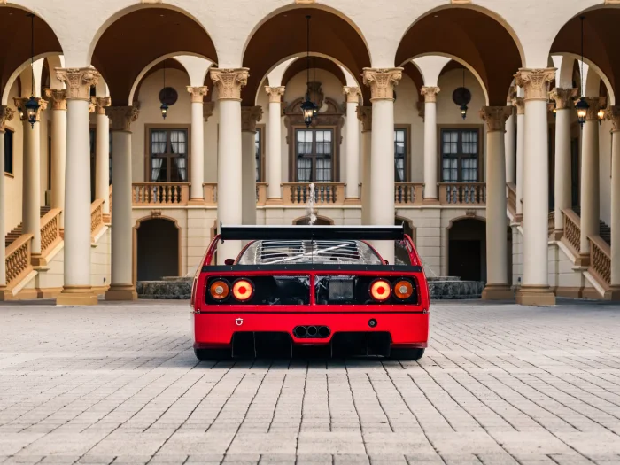 Исторический Ferrari F40: скорость и цена в одном автомобиле