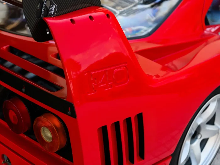 Исторический Ferrari F40: скорость и цена в одном автомобиле